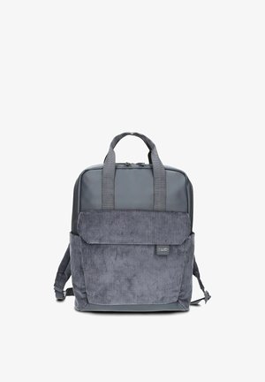 Grauer Rucksack mit Cord-Tasche auf der Vorderseite, zwei gepolsterten Griffen, verstellbaren Schultergurten und Reißverschluss, stehend vor weißem Hintergrund.