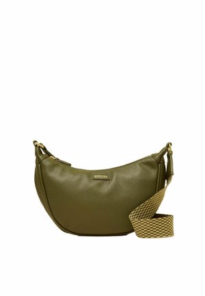 Sac bandoulière en cuir texturé vert olive de forme courbée avec une sangle ajustable en tissu tissé à carreaux beige et marron.