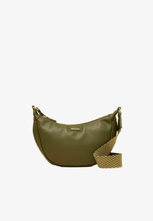 Geantă de umăr din piele texturată verde măsliniu, cu formă curbată și curea reglabilă împletită, în carouri bej și maro.