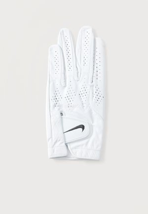 Valge golfikinnas ventilatsiooniaukudega ja musta Nike swoosh logo ning reguleeritava randmerihmaga, lamades sirutatud sõrmedega.