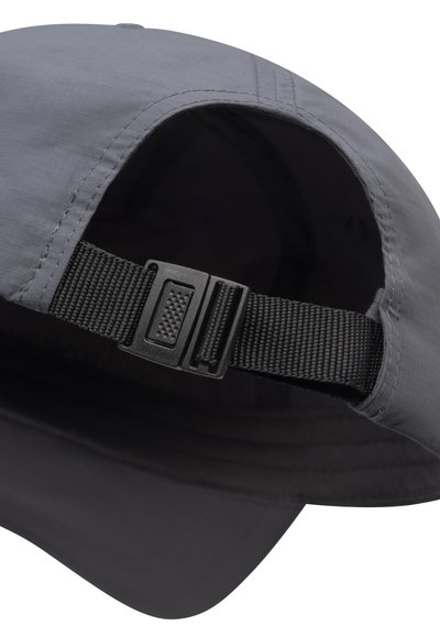 Γκρι καπέλο με δομημένο σχέδιο, που διαθέτει καμπυλωτό γείσο και ρυθμιζόμενο μαύρο πλαστικό λουρί στο πίσω μέρος για ασφαλή εφαρμογή.