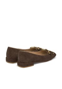 Ballerine in camoscio marrone con punta affusolata, caratterizzate da dettagli in metallo dorato e tacco basso a blocco. Interno liscio e senza motivi visibili.