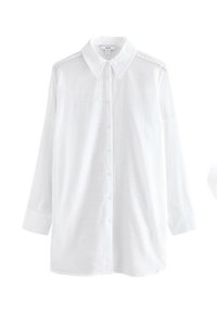 Hvid langærmet skjorte med krave, knappelukning foran og tekstureret stof. Har skulderdetaljer og en afslappet, oversized pasform.