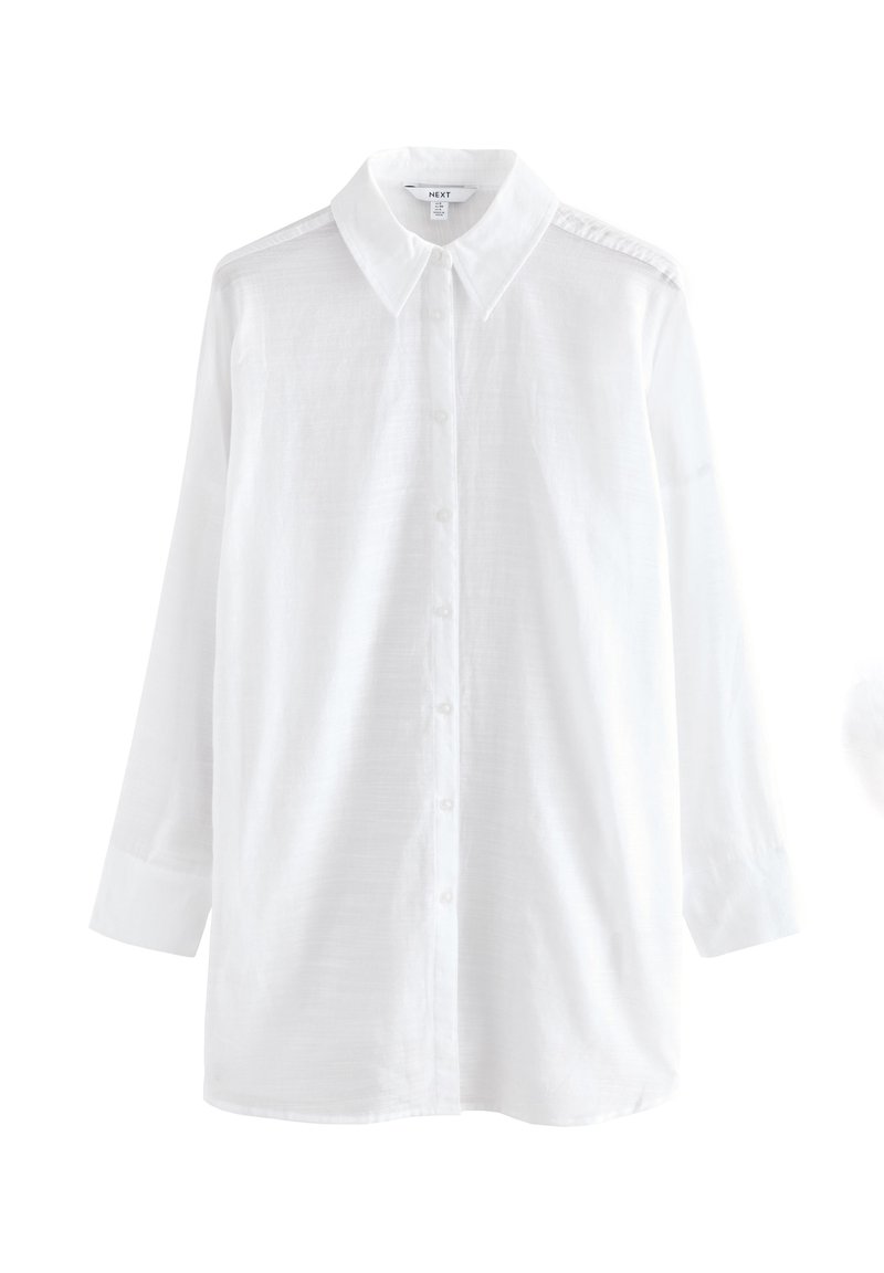 Hvid langærmet skjorte med krave, knappelukning foran og tekstureret stof. Har skulderdetaljer og en afslappet, oversized pasform.
