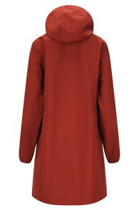 Punainen vesitiivis takki hupulla, jossa on pitkät hihat, suora leikkaus ja sileä, teksturoitu pinta. Takaviistosta ei näy näkyviä kiinnityksiä.