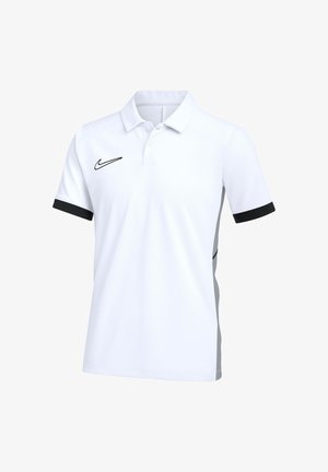 Biała koszulka polo Nike z krótkim rękawem, z czarnym logo na piersi i czarną lamówką na mankietach, prezentowana na białym tle.