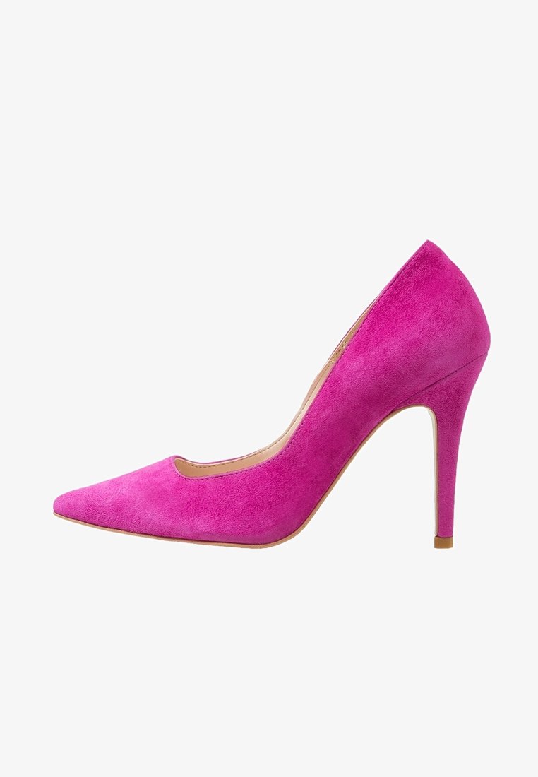 Escarpin à talon haut en daim rose vif avec bout pointu et talon stilettos, vu de l'intérieur sur fond blanc.