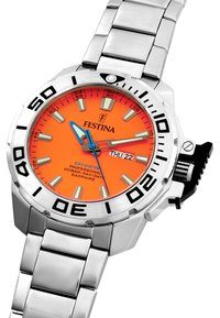 Diver's hodinky Festina s oranžovým ciferníkom, strieborným puzdrom z nerezovej ocele a náramkom. Obsahuje modré akcenty, zafírové sklo a výrazné čierne číslice.