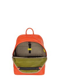 Mochila de cuero naranja con abertura con cremallera, que cuenta con un interior beige y un bolsillo de malla con acentos amarillos y una correa negra.