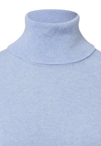 Hellblauer Rollkragenpullover mit gerippter Textur und hohem Kragen. Der Stoff wirkt weich und gestrickt und weist subtile Farbvariationen auf.