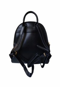 Zaino in pelle nera dalla forma arrotondata, con due manici, spallacci regolabili e hardware color oro. Texture liscia con dettagli di cucitura discreti.