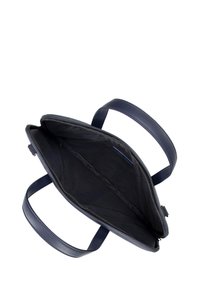 Marineblaue Leder-Handtasche mit Reißverschluss, flacher, breiter Öffnung. Glatte Textur, zwei robuste Griffe und ein schwarzes Stofffutter innen.