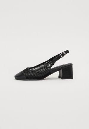 Sapatos pretos de tiras com um upper em malha com um padrão de diamante, ponta afilada com detalhe brilhante e um salto bloco baixo.