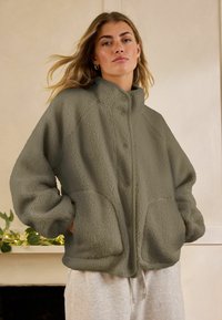 Next Polárdzseki - khaki green