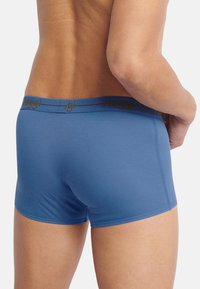 Boxer shorts in cotone blu con una consistenza liscia e una fascia in vita con logo dorato, progettati per comfort e vestibilità.