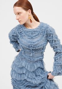 Maryisa RUFFLE MODEST - Společenské šaty - powder blue