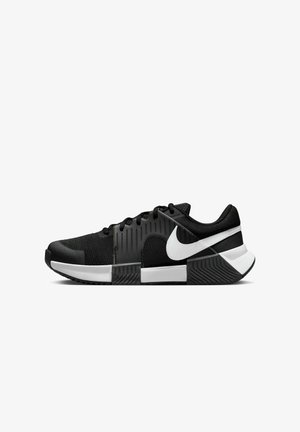 Sorte atletiske sko med en mesh-overdel, teksturerte sidepaneler og svarte detaljer. Sålen er delt med et gummiert grep mønster.