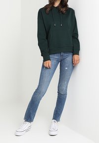 Zalando Essentials Jersey con capucha - dark green