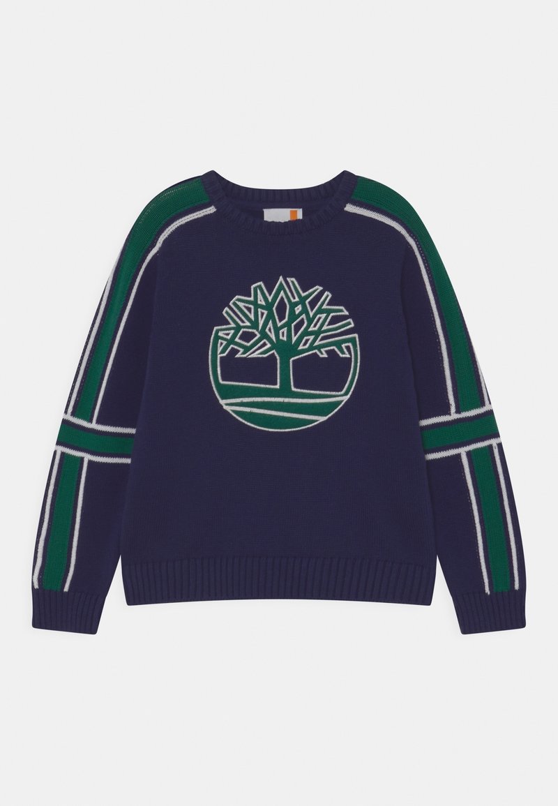 Granatowy sweter z dzianiny z zielonym logiem drzewa, paskowanymi akcentami w zielonym i białym kolorze na rękawach oraz żeberkowym okrągłym dekoltem.