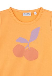 Oranges Baumwoll-T-Shirt mit einem großen Grafikdruck von zwei Kirschen in Pink und Lila, mit grünen Blättern darüber. Runder Ausschnitt.