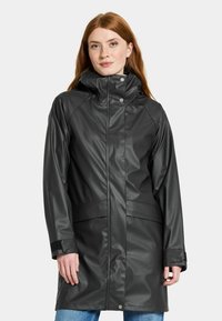 Svart vattentålig parka med hög krage, tryckknappar och kontrasterande ärmslut. Slät textur, knälång med framfickor, enkel design.