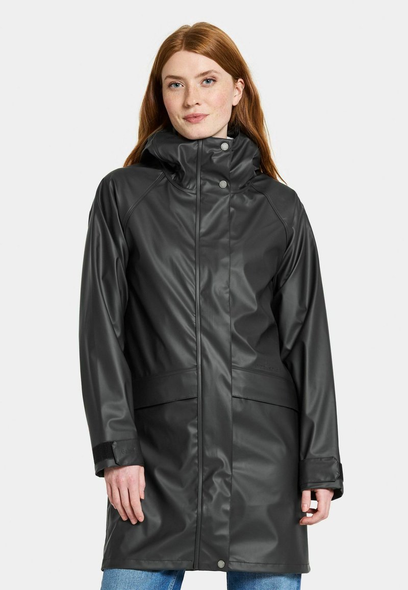 Svart vattentålig parka med hög krage, tryckknappar och kontrasterande ärmslut. Slät textur, knälång med framfickor, enkel design.