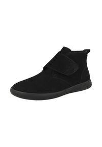 Botas negras de ante hasta el tobillo con una amplia correa de Velcro y una suela de goma texturizada, con punta redondeada y detalles de costura mínimos.