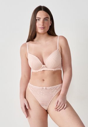 Kant lingerie set in lichtroze. Beugelbh met golvende randen en strikdetail; bijpassende string met een vergelijkbaar kantpatroon en afwerking.
