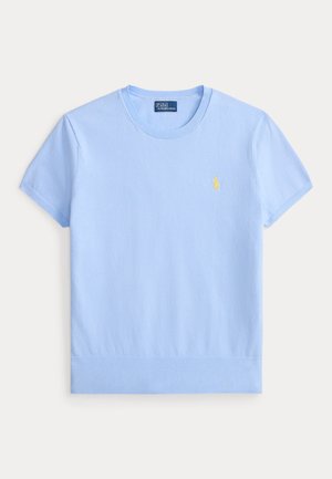 Γαλάζιο πλεκτό μπλουζάκι με κοντά μανίκια και στρογγυλή λαιμόκοψη, με ριμπ τελείωμα και μικρό κίτρινο κεντητό λογότυπο στο αριστερό στήθος.