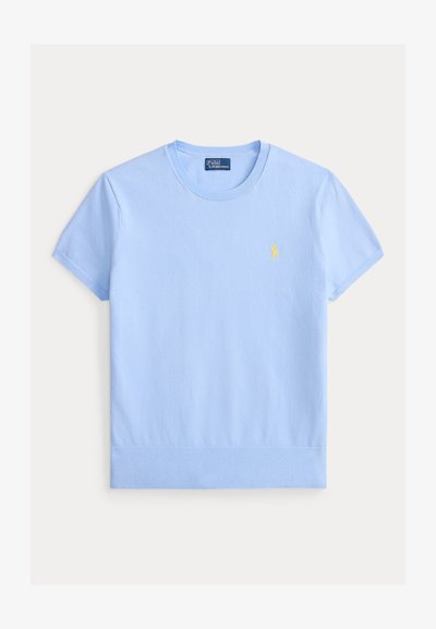 Γαλάζιο πλεκτό μπλουζάκι με κοντά μανίκια και στρογγυλή λαιμόκοψη, με ριμπ τελείωμα και μικρό κίτρινο κεντητό λογότυπο στο αριστερό στήθος.