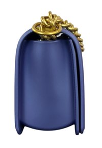 Borsa cilindrica blu realizzata in materiale liscio, con tracolla in catena dorata e parte superiore arrotondata, il design consente un facile trasporto.