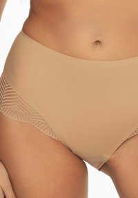 Beżowe majtki z wysokim stanem wykonane z gładkiego materiału, z koronkowymi akcentami po bokach z geometrycznym wzorem i bezszwowym wykończeniem.