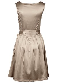 Beige satin ärmlös klänning med rundad halsringning, figursydd överdel, åtstramad midja och plisserad kjol. Mjuk textur med en subtil lyster.