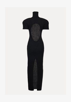 Černé pletené šaty s vysokým límcem, krátkými rukávy a výřezy na zádech a na přední straně pro elegantní siluetu.