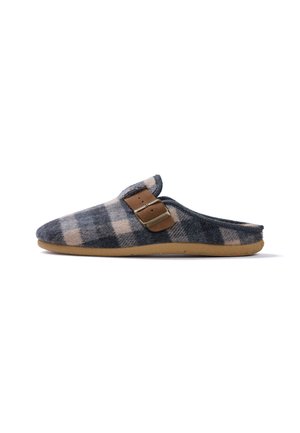 Zapatilla blanda con tejido a cuadros gris y beige, correa ajustable marrón con hebilla y suela de goma marrón claro, vista de lado.