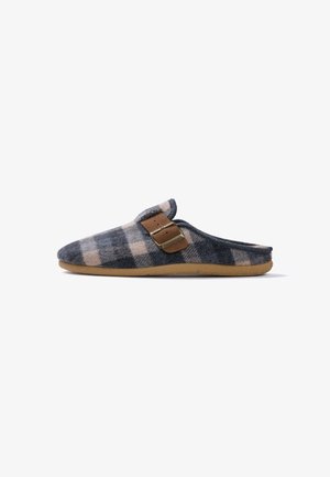 Hot Potatoes, HOT POTATOES BROWN HOUSE SLIPPERS CLOG STYLE WITH PLAID 80489 - Pantuflas - gris