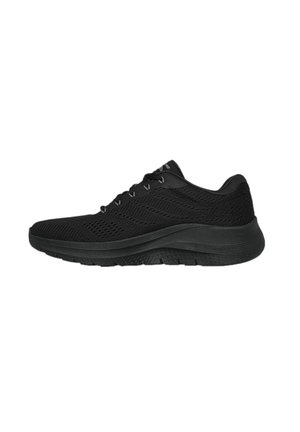 Scarpe sportive nere con una parte superiore in rete, punta rotonda e suola testurizzata. Presentano lacci e una soletta ammortizzata per supporto.