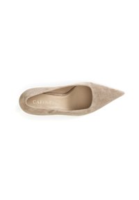 Décolleté in suede nudo con punta affusolata e una texture liscia, dotata di un lato a taglio; presenta un'inserto beige chiaro con il nome del marchio "Café Noire" in rilievo.