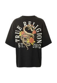 Μαύρο T-shirt σε μεγάλη διάσταση με πολύχρωμο γραφικό φιδιού σε σπείρα και τριαντάφυλλα, το κείμενο "TRUE RELIGION" κυρτό πάνω και "EST. 2002" κάτω στην πλάτη.
