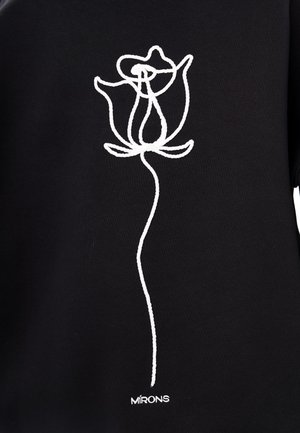 T-shirt in tessuto nero con un design di rosa ricamato bianco. La maglietta ha una vestibilità comoda e il nome del marchio "MIRONS" in bianco nella parte inferiore.