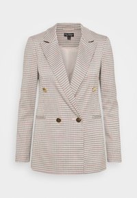 Blazer beige à double boutonnage avec un motif à carreaux noir et rouge et quatre boutons dorés, présentant un col cranté et des manches longues.