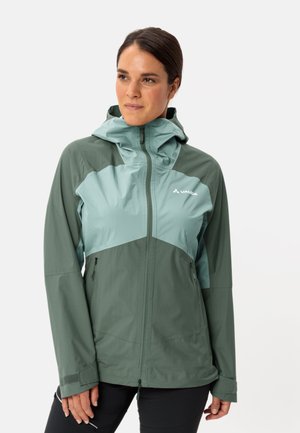 Giacca impermeabile verde e azzurro chiaro con cappuccio. Presenta tasche con zip, un design aderente e una consistenza liscia e leggera.