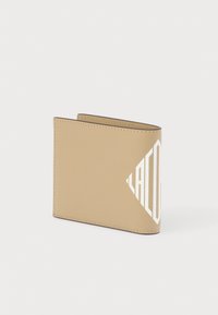 Bež novčanik na preklapanje s teksturiranom površinom, s izraženim bijelim geometrijskim uzorkom na jednoj strani. Pažljivo prošivene rubove i zaobljeni kutovi.