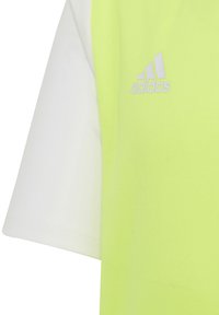 Helles gelb-grünes Adidas-Shirt mit weißen kurzen Ärmeln, mit dem Adidas-Logo auf der Brust.