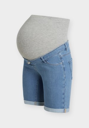 Pantaloni scurți de maternitate din denim cu tivuri rulate și o panou elastic gri conceput pentru a susține burtica gravidei.