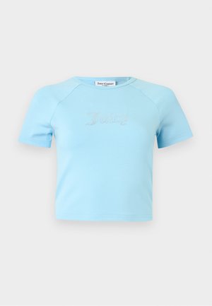 Lichtblauw crop top met korte mouwen en ronde halslijn, met "Juicy" in strass-steentjes op de borst gecentreerd.