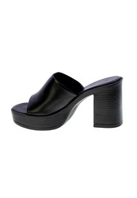 Mule nere in pelle con tacco alto, dotate di un'ampia apertura frontale, piattaforma testurizzata e tacco rigato. Superficie liscia con un design curvo.