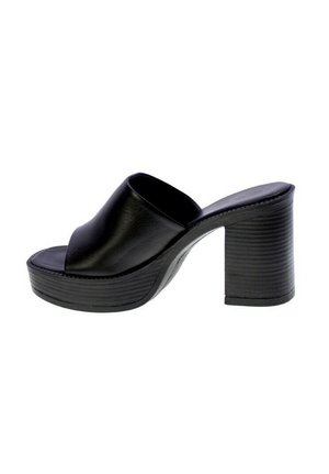 Mule nere in pelle con tacco alto, dotate di un'ampia apertura frontale, piattaforma testurizzata e tacco rigato. Superficie liscia con un design curvo.