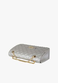 Borsa argentata trapuntata con tracolla e chiusura a catena dorata. Forma rettangolare, texture liscia e dettaglio a motivo a diamante sulla superficie.