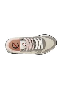Grau-weiße Sneaker aus Wildleder und Mesh-Materialien, mit kontrastierenden pinken Schnürsenkeln und einem Logo auf einer hellen Innensohle. Schwarze Laufsohle.